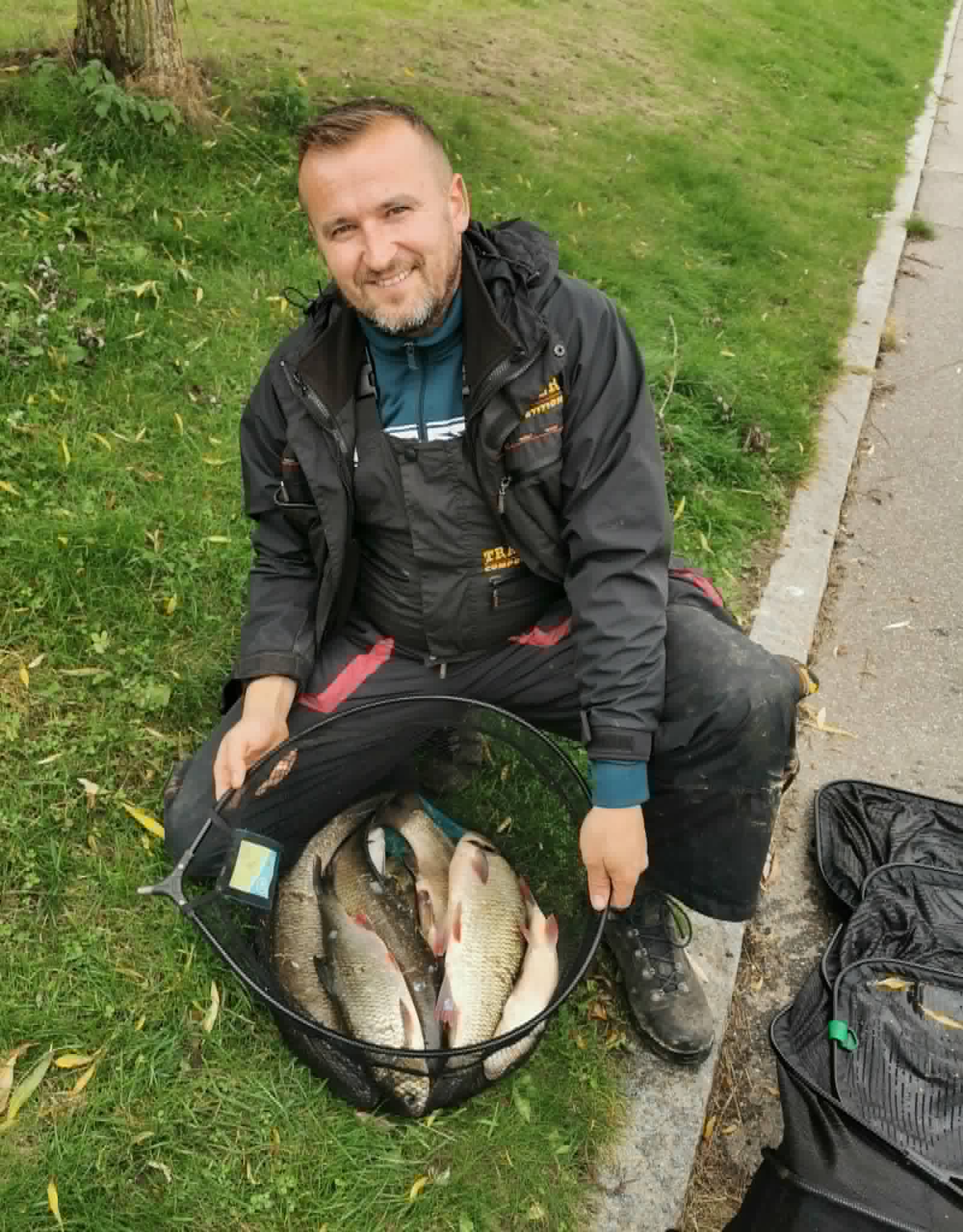 Bucket catch / roadside bank